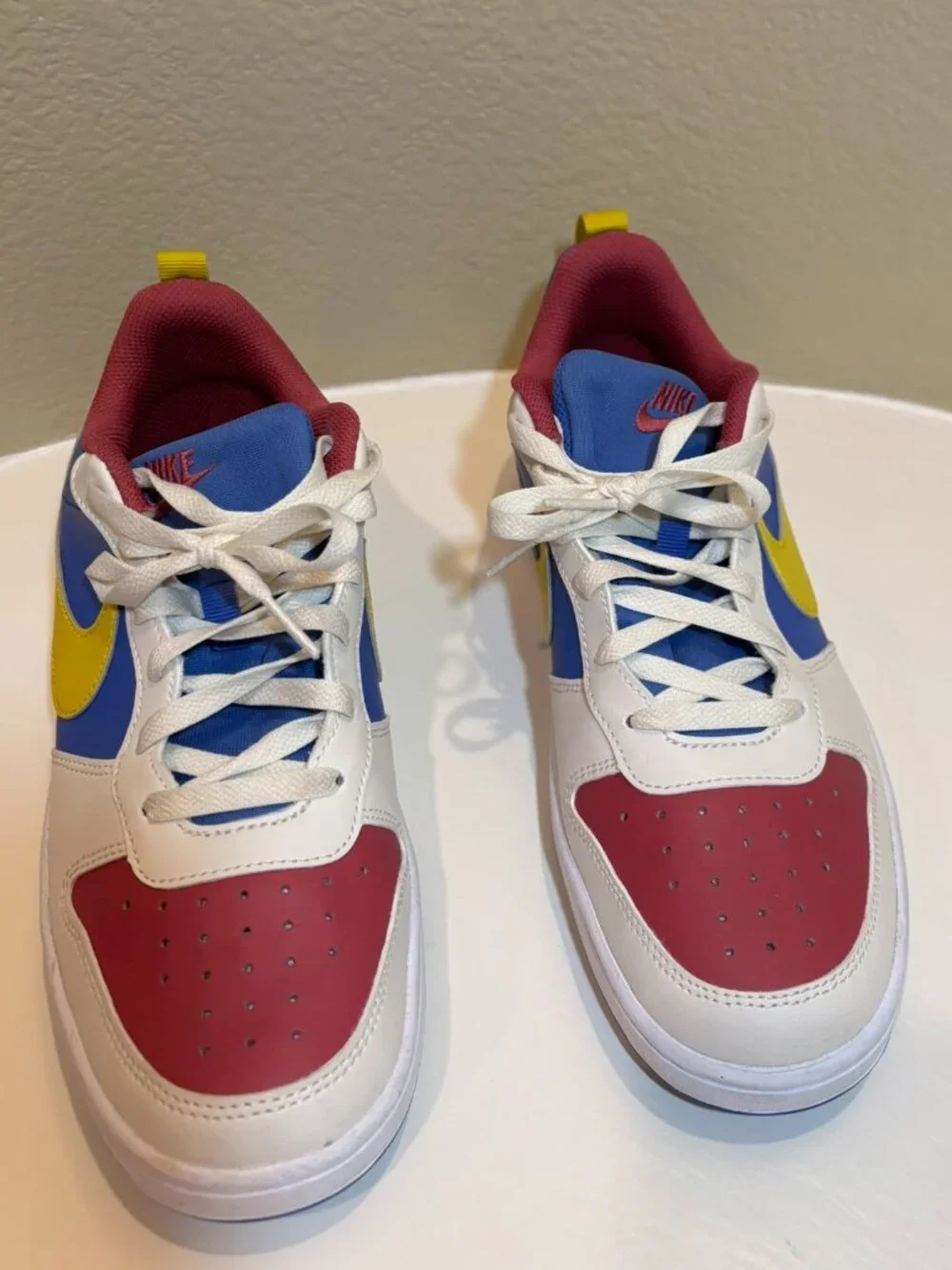 NWOT Nike White Red Blue Yellow Lace-up Athletic Tennis Shoes Size 7Y Kids - Picture 1 of 8